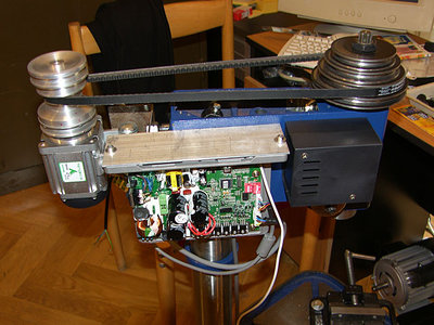 01.jpg (107.51 KiB) Zobrazeno 7507 x musel jsem vyrobit novou řemenici. Hřídel motoru je však do kužele a potřebné nástroje jsem neměl. Tak jsem nasadil novou řemenici na původní. Vpravo dole je vidět původní motor.