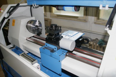 automaticka otocna nozova hlava pro 4 noze <br />opakovatelnost s chybou pod 0.01mm<br /><br />univerzalni sklicidlo s moznosti rychle vymeny