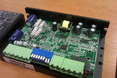 Pohlad na otvoreny cinsky driver. Na co asi sluzi neosadeny konektor CN1???