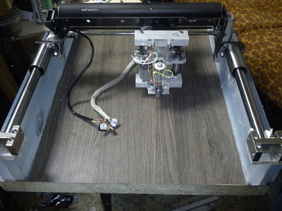 zatial zlepene celkom slusnou obojstranou paskou a bez konstrukcie pre posuv X osi-ocelove pasi ovynute okolo toho valca, vysponovane a ukotvene na tej konstrukcii -[ ale cesta to asi nebude]