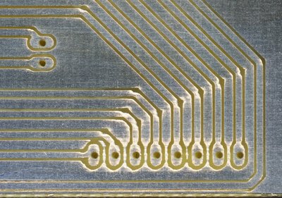 Znovu projetá čára se v místech s pomalejším průjezdem /delší expozicí/ "rozpije"..