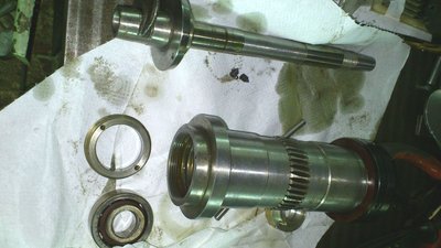 rozebraná suportová bruska - vyčištěno(výměna ložisek nakonec nebyla nutná)