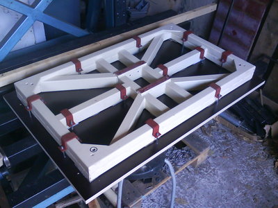 Vrchná preglejka namontovaná cez strmene