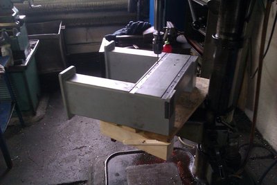 řezání závitů kvůli kolmosti raději na stojanové vrtačce