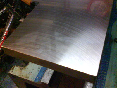 Hrubší povrch na jednom konci