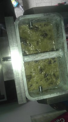 uvnitr je trochu jina konsistence ,na vrchu je zbytek asi cca3cm tloustky z toho co zbylo....pac hlavni davka byla jen tak tak