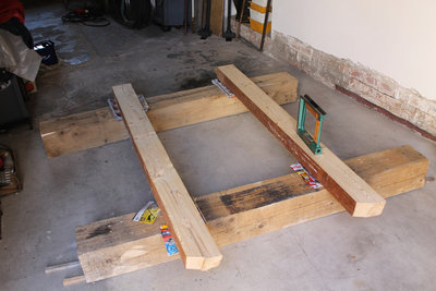 Snaha o vytvoření "roviny" pro svaření základního rámu.