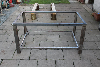 Hotový stolek pod frézku.