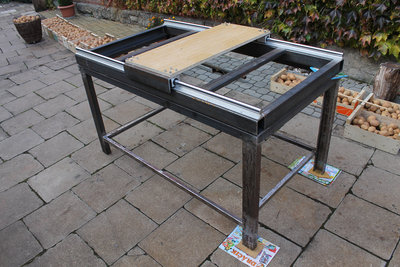 Pomocná deska pro usazení lineárního vedení.