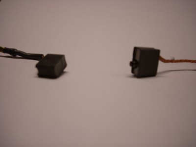 u pravého uhlíku je vidět čudlík s pružinkou