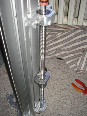 Osa z doplněna kuličkovým srouběm