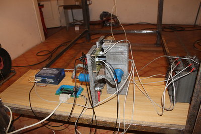 Provizorně sestavený a umístění napájecí zdroj.Touha zkoušet byla prostě silnější :D