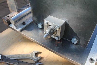 Domek pro ložiska trapézového šroubu osy Y.