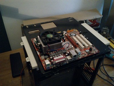 Základní seska na bočnici skříně