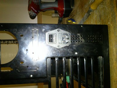 Osazen konektor napájení s vypínačem