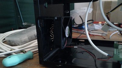 Osazený přídavný ventilátor na 24V napájený přímo ze zdroje driveru