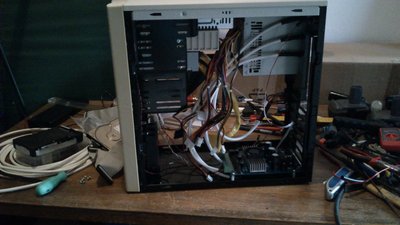 Bedna s kabeláží, zdrojem a mechanikou.