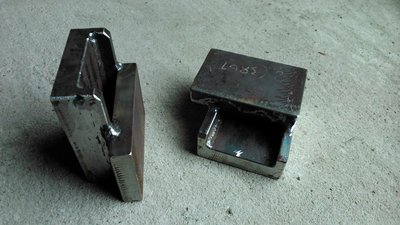 Konzoly pod domčeky skrutiek osi X