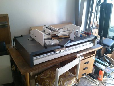 Celkový pohled na stroj při stavbě