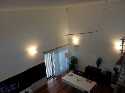 detail obyvacky s 2x18W (na stene s kuzelom svetla do stropu) a 3ks zavesnym 42W svietidlami