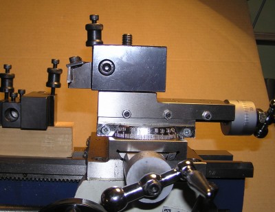 Držák v původním místě<br />Je poměrně hodně vysazen - proto jsem řešil i uchycení v novém místě