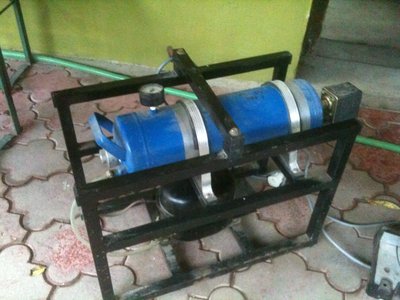 delany kompresor z lednicky, funkcni, tlak.spinac nastaven na 3,5 - 6 bar. akorat se na vystup musi dat nejaky ventil, ten sem si odmontoval. kdyby nekdo mel  zajem tak 500kč