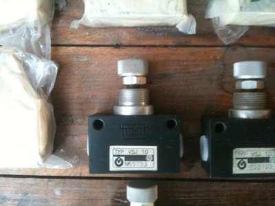 ventil viz.odkaz - http://www.hcpcz.cz/website/mainmenu/products/vyprodej/ventily/vsj-10/show.cs.php<br />celkem 8 kusu, cena je nevim tak 250,-