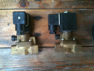 2x ventil http://www.jaz.sk/produkty/el-mag-ventil-2ve10da-komplet/11213/<br />cena 600,-