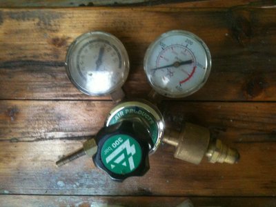 budik argon/co2 od air product, nevim co to ma za koncovku ale na moji co2 hasicakovou lahev nepasuje, nevim jak na argonovou, horsi design budiku, cena 300,-