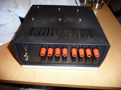 Dve sady svorkovnicek  (4 páry pro 40V a 4 pro 9V)