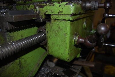 Podelny posuv + jeho ovladaci paka