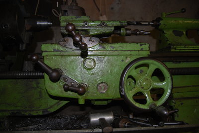 1.paka zleva - podelny posuv<br />2.paka (pro jeji funkci je potreba druha tyc) - pri vynutem posuvu pakou c. 1  - prepina mezi pricnym a podelnym posuvem