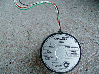 krokovy motor, cca 1,4 kg, prumer motoru 85 + hlinikove uchyty pro srouby- jeden je ulomeny, cena 500 kc