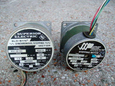 2 x krokovy motor oba za 400 kc