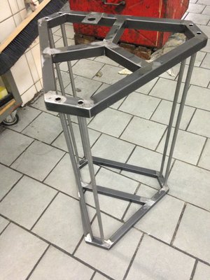 Výztuy hotové a vše sešroubováno. Konstrukce je pevnější než jsem čekal