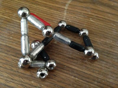 část magnetické stavebnice. perfektní pro spojení s vozíky.