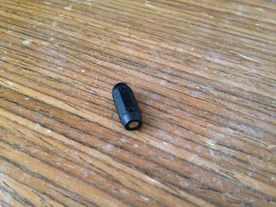 Nevím jestli je to vidět, ale plast lehce přečuhuje přes magnet, takže to nebude chodit přímo kov na kov.