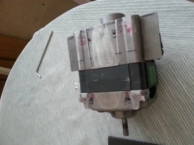 motor připraven s vinty m6