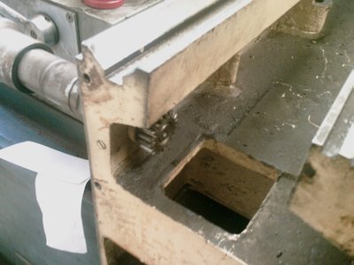 Klika ve vysunuté poloze mimo záběr hřebenu