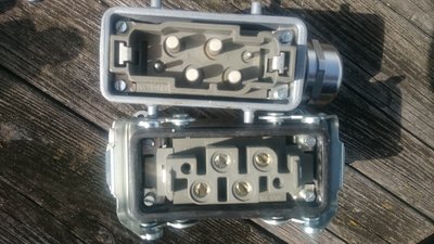 4 piny 690V/82A + 2 piny 400V/16A