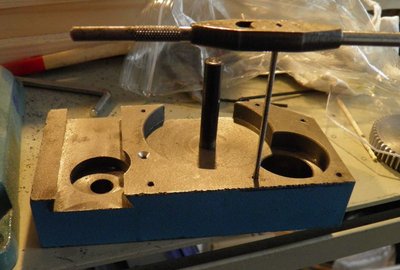 Závitování zbylých děr - proti otočení je zábranou první závitovaná a zahloubemá díra