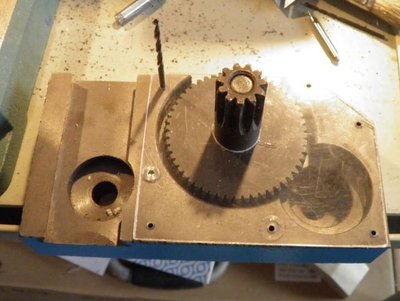 Vyvrtání a zahloubení první z děr - vrták slouží jako zábrana otočení