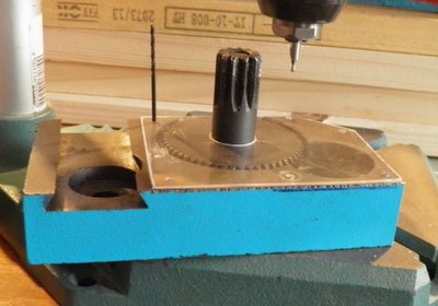 Navrtání děr - první díra je jako reference viz vrták aby se při dalším navrtávání kryt nepohl.