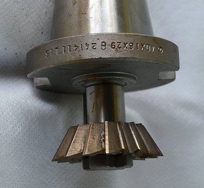 kotoučová uhlová fréza na upínacím trnu ISO40 zajištěná křížovým šroubem