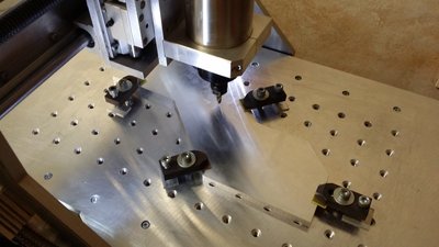 Pohled na CNC pohled na stul z montážníma drama M8 pro upínáni.