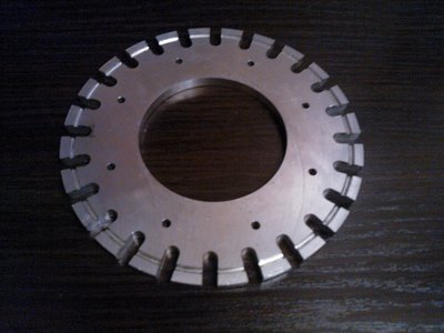 konkretny kus o ktory sa jedna (vonkajsi priemer=140mm) s tym, ze tie "vyrezy 6x15" uz nebudu s radiusom ale "na ostro" a tam sa uz ziada upnutie kolmo na stol alebo otocnu hlavu, vyrezy by som najradsej bral jednym zaberom iked pomalsie.