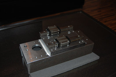 osadené s pomocnou doskou a koľajničkami, referenčná brúsená hrana je zozadu