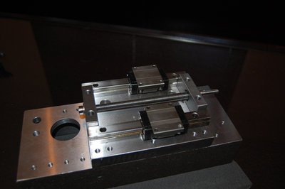 Trošku "trčí" koniec tyče, lebo zatiaľ tam dám len kolečko na manuálny posuv... Došla na mňa kríza :)<br />Pre krokový motor sa to prirodzene skráti.