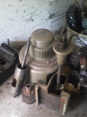 motor, spodek stolu, ulozeni vretene