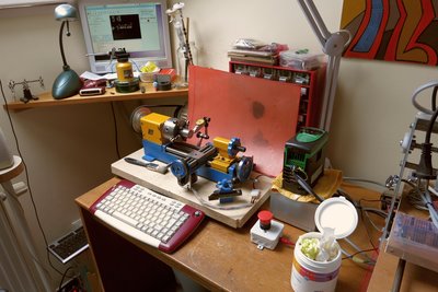 IMG_0832c.jpg (387.4 KiB) Zobrazeno 8773 x Mazlik je (už nějaký čas) dočasně zpět na prkně, na kterém u mě začínal, motorový stůl nebyl dobrý nápad.